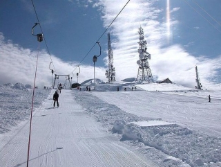  Esquí sobre nieve blanca 